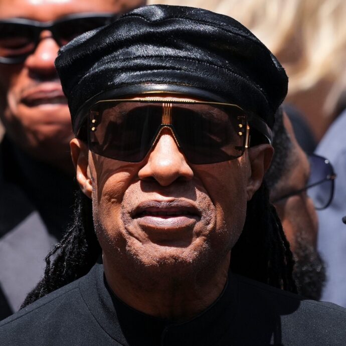 “Vive gratis in casa mia da 38 anni. Non fa entrare gli ispettori”: Stevie Wonder trascina l’ex fidanzata Carmen Efferson in tribunale. Lei replica: “Mi sento molestata”