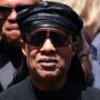 Copertina di “Vive gratis in casa mia da 38 anni. Non fa entrare gli ispettori”: Stevie Wonder trascina l’ex fidanzata Carmen Efferson in tribunale 