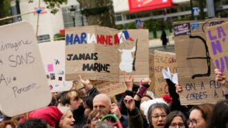 Copertina di Proteste in Francia, i sindacati: “800mila persone in piazza contro il caro vita”. Tensioni a Parigi, Marsiglia e Lione