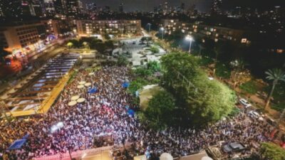 Copertina di Tel Aviv torna a contestare il premier in piazza ostaggi: “Netanyahu a casa”