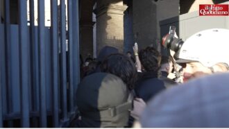Copertina di Proteste a Roma, il blitz dei manifestanti al Colosseo: “Come si fa a vivere così e a mandare giù?”