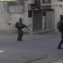 Copertina di Cisgiordania, vasta operazione dell’Idf: demolizioni, evacuazioni forzate e arresti. Coloni attaccano palestinesi a Hebron: “Diversi feriti”
