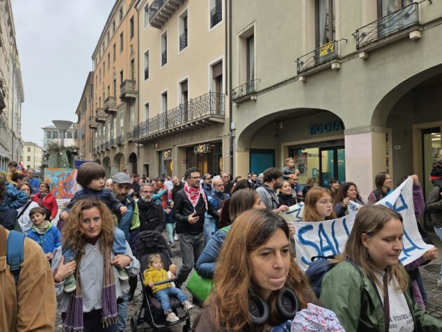 Padova, genitori in corteo per la scuola: “Vogliamo che gli spazi siano degni. Diventi una priorità della politica”