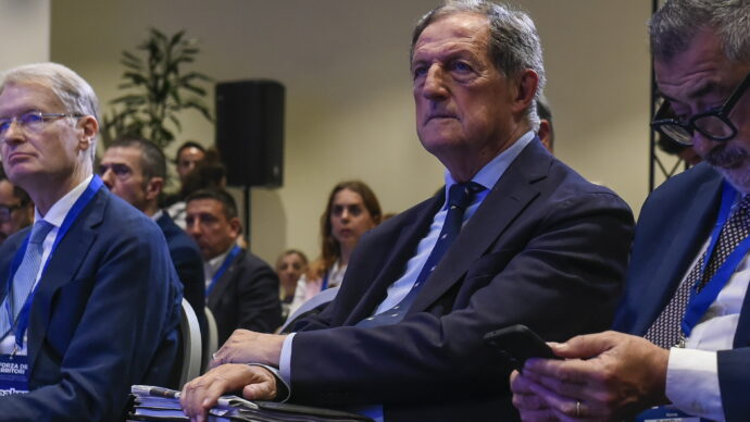 L’eurodeputato Fdi Mantovani querela un pensionato che chiede conto dell’uso dei soldi del Pnrr. Parte raccolta fondi per le spese legali