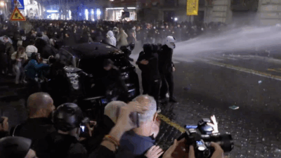 Copertina di Proteste in Italia, in migliaia al corteo spontaneo di Milano. A Roma blitz al Colosseo, poi gli scontri: la polizia usa gli idranti. Tensioni anche a Torino e Bologna