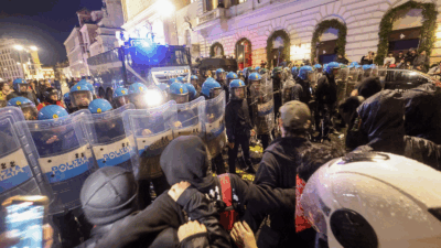 Copertina di Proteste in Italia, in migliaia al corteo spontaneo di Milano. A Roma blitz al Colosseo, poi gli scontri: la polizia usa gli idranti. Tensioni anche a Torino e Bologna