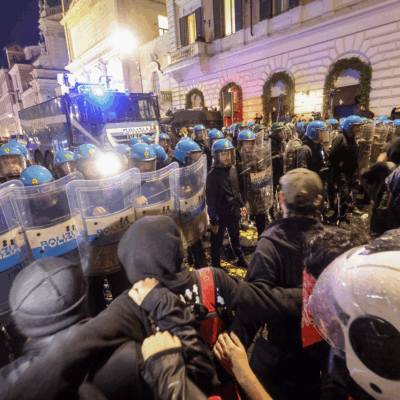 Copertina di Proteste in Italia, in 10mila al corteo spontaneo di Milano. A Roma blitz al Colosseo, poi gli scontri: la polizia usa gli idranti. Tensioni anche a Torino e Bologna