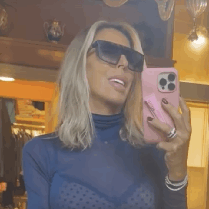 “L’ho comprato con i miei soldi, che soddisfazione”: Guendalina Canessa e l’orologio di oro bianco, diamanti e zaffiri da 130mila euro. Poi lo chiude in cassetta di sicurezza