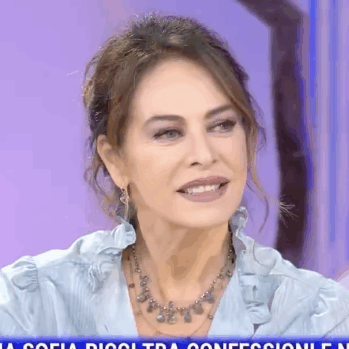 “Non sono single, sono sola. Io ho avuto un lunghissimo matrimonio. Le cose purtroppo possono finire. È stato doloroso però era forse necessario”: così Elena Sofia Ricci