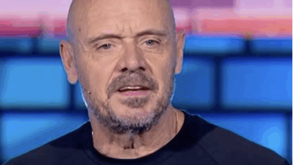 “Di pomeriggio facevo il mago per i bambini, la sera mi esibivo in un locale di scambi di coppia. Facevo lo spettacolo davanti a persone sedute però nude, erano arzilli”: così Alessandro Manera