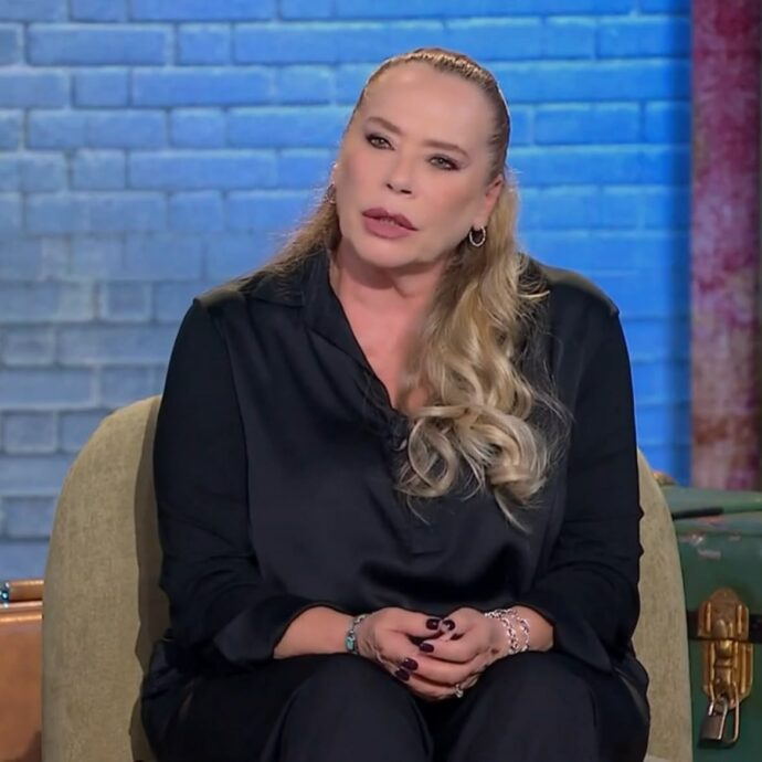 “Quando mi è cresciuto il seno, ho finito di uscire di casa. Avevo papà e due fratelli maschi molto gelosi. Ho vissuto un amore tossico tanti anni fa, ne sono uscita a fatica”: così Barbara De Rossi