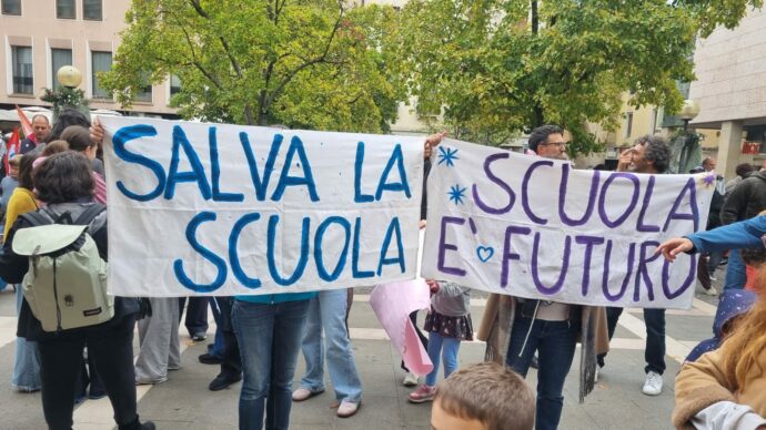 Padova, genitori in corteo per la scuola: “Vogliamo che gli spazi siano degni. Diventi una priorità della politica”