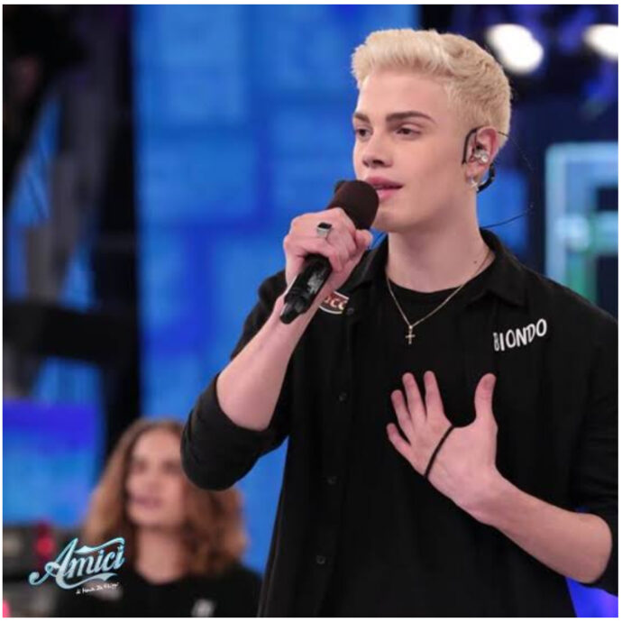 “Tre anni dopo Amici c’è stato un periodo in cui si è spento tutto. Avevo molti meno soldi e dovevo stare più attento. Gli amici si sono allontanati. Ero meno famoso, le canzoni facevano meno”: parla Biondo