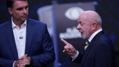 Copertina di Ballottaggio in Brasile, Bolsonaro deride Lula: “Avversario nove dita”. Il presidente: “Quel dito l’ho perso lavorando” – video