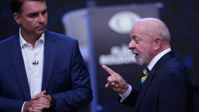 Ballottaggio in Brasile, Bolsonaro deride Lula: “Avversario nove dita”. Il presidente: “Quel dito l’ho perso lavorando” – video