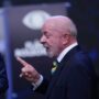 Copertina di Ballottaggio in Brasile, Bolsonaro deride Lula: “Avversario nove dita”. Il presidente: “Quel dito l’ho perso lavorando” – video