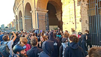 Copertina di Roma, manifestanti entrano nel Colosseo: forzati gli ingressi