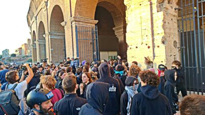 Copertina di Roma, manifestanti entrano nel Colosseo: forzati gli ingressi