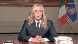 Crozza nei panni di Meloni che annuncia l'ottavo decreto contro il vandalismo. "È già reato? Puniamo la vecchietta che conta le monetine"