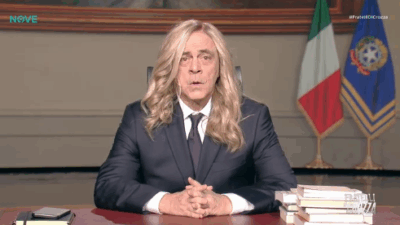 Copertina di Crozza nei panni di Meloni che annuncia l’ottavo decreto contro il vandalismo. “È già reato? Puniamo la vecchietta che conta le monetine”