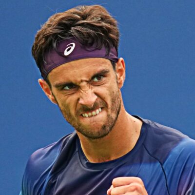 Copertina di Atp Lione, eroico Musetti: annulla quattro match point e vince il derby azzurro contro Cobolli. È in finale dopo 9 mesi