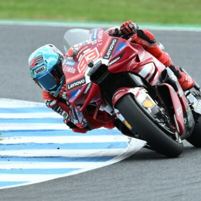 Copertina di Marquez si prende tutto: vince la Sprint e ha in tasca il Mondiale. Caduta per Martin: fratture e rischio operazione | La nuova classifica