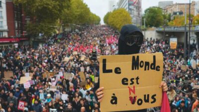Copertina di Francia, in 800 mila contro Macron: solite violenze a fine cortei
