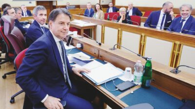 Copertina di Così la destra usa le commissioni contro i nemici