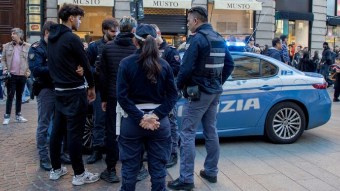 “Non vanno repressi. Il consumismo crea rabbia nelle periferie ”
