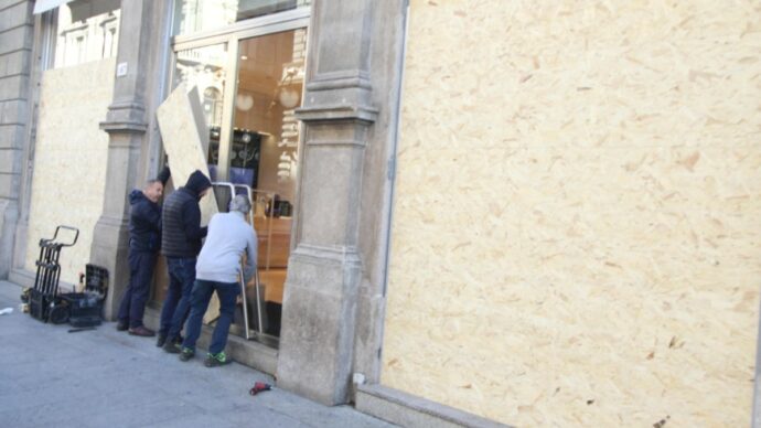 Oggi è il giorno delle proteste: oltre 150 perquisizioni d’urgenza, partite da una chat Whatsapp. Le città blindate e i raduni a sorpresa