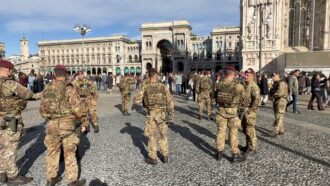 Copertina di Milano, 500 parà schierati in centro: i blindati Lince presidiano piazza Duomo in vista delle proteste