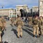 Copertina di I blindati Lince presidiano piazza Duomo in vista delle proteste. 500 parà schierati in centro