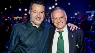 Copertina di Congresso della Lega a Milano, nasce la segreteria politica. Attacco al “dissidente” Romeo che replica: “Non ci votano più”