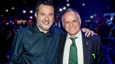 Copertina di Congresso della Lega a Milano, nasce la segreteria politica. Attacco al “dissidente” Romeo che replica: “Non ci votano più”