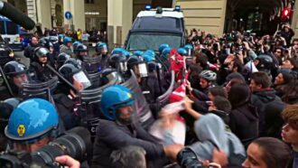 Torino, cariche della polizia contro i manifestanti in Piazza Castello