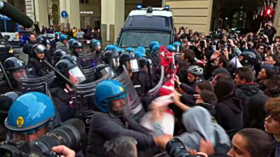 Copertina di Torino, cariche della polizia contro i manifestanti in Piazza Castello