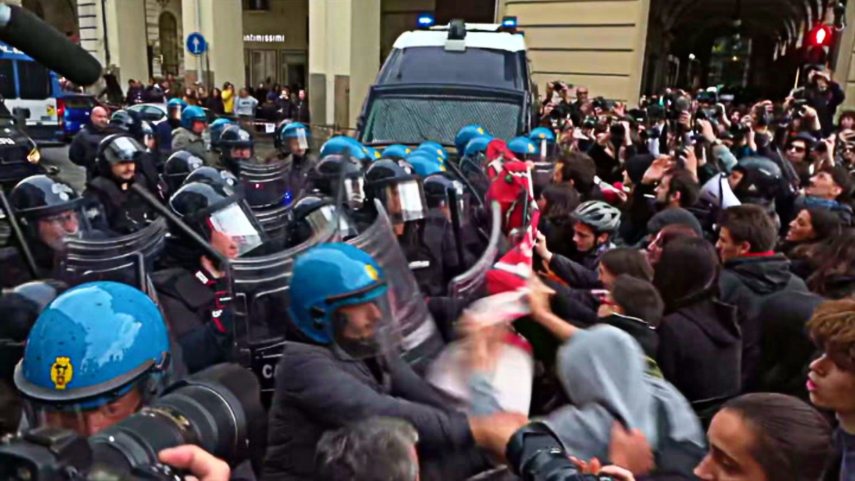 torino cariche della polizia contro i manifestanti in piazza castello da Ilfattoquotidiano.it torino cariche della polizia contro i manifestanti in piazza castello