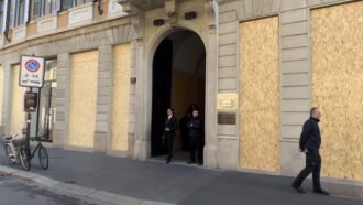 Copertina di Milano, nelle vie del lusso le boutique si barricano in vista delle proteste