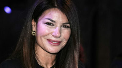 Copertina di “Beppe Grillo mi ha fatto un’imboscata, mi incaz**i molto. Sono cose che non si fanno. Dalla Santanché per la volgarità della sua frase non ho mai ricevuto delle scuse”: così Ilaria D’Amico
