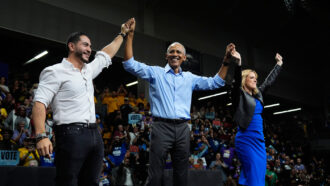 Copertina di Obama, comizio-show in Michigan per tirare la volata al candidato dem Abdul el-Sayed: “Usano la tua fede per attaccarti, ma non funzionerà”