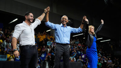 Copertina di Obama, comizio-show in Michigan per tirare la volata al candidato dem Abdul el-Sayed: “Usano la tua fede per attaccarti, ma non funzionerà”