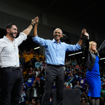 Copertina di Obama, comizio-show in Michigan per tirare la volata al candidato dem Abdul el-Sayed: “Usano la tua fede per attaccarti, ma non funzionerà”