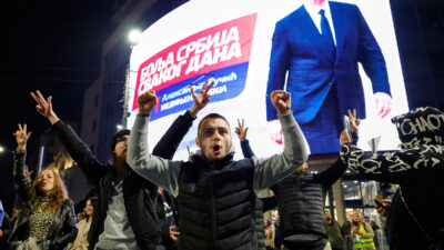 Copertina di Serbia, Vucic riconosce la sconfitta: “Abbiamo perso le elezioni”. Agli Studenti il 52% dei voti. A Belgrado e in altre città è festa per strada