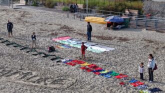 A Savona cinque chilometri di vestitini per ricordare i bambini uccisi a Gaza
