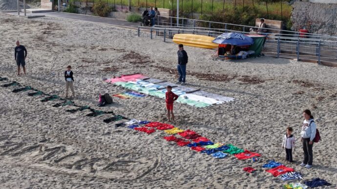 A Savona cinque chilometri di vestitini per ricordare i bambini uccisi a Gaza