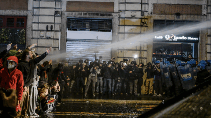 Sabato di proteste, 5 arresti a Milano. 5mila identificati in tutto. Interviene Putin: “Accuse alla Russia? Evidenziano la debolezza dell’Europa”