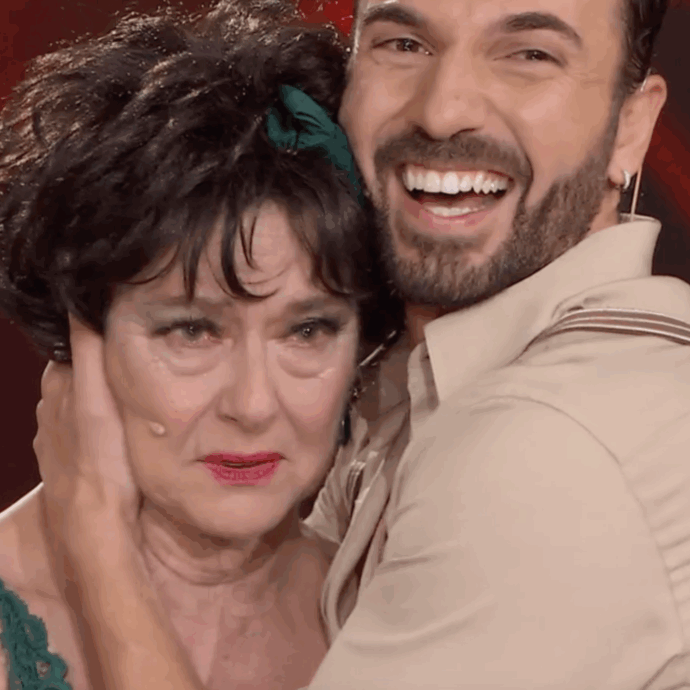 Monica Guerritore piange a “Ballando con le stelle”: l’attrice fa il pieno dei voti in giuria e il marito Roberto Zaccaria le fa la standing ovation