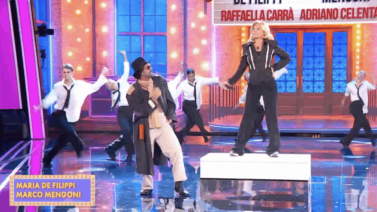Marco Mengoni e Maria De Filippi si trasformano in Adriano Celentano e Raffaella Carrà a “Tu si que vales”: il duetto su “Prisencolinensinainciusol” – VIDEO