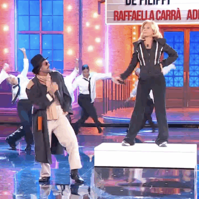 Marco Mengoni e Maria De Filippi si trasformano in Adriano Celentano e Raffaella Carrà a “Tu si que vales”: il duetto su “Prisencolinensinainciusol” – VIDEO