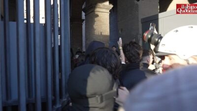Copertina di Proteste a Roma, il blitz dei manifestanti al Colosseo: “Come si fa a vivere così e a mandare giù?”